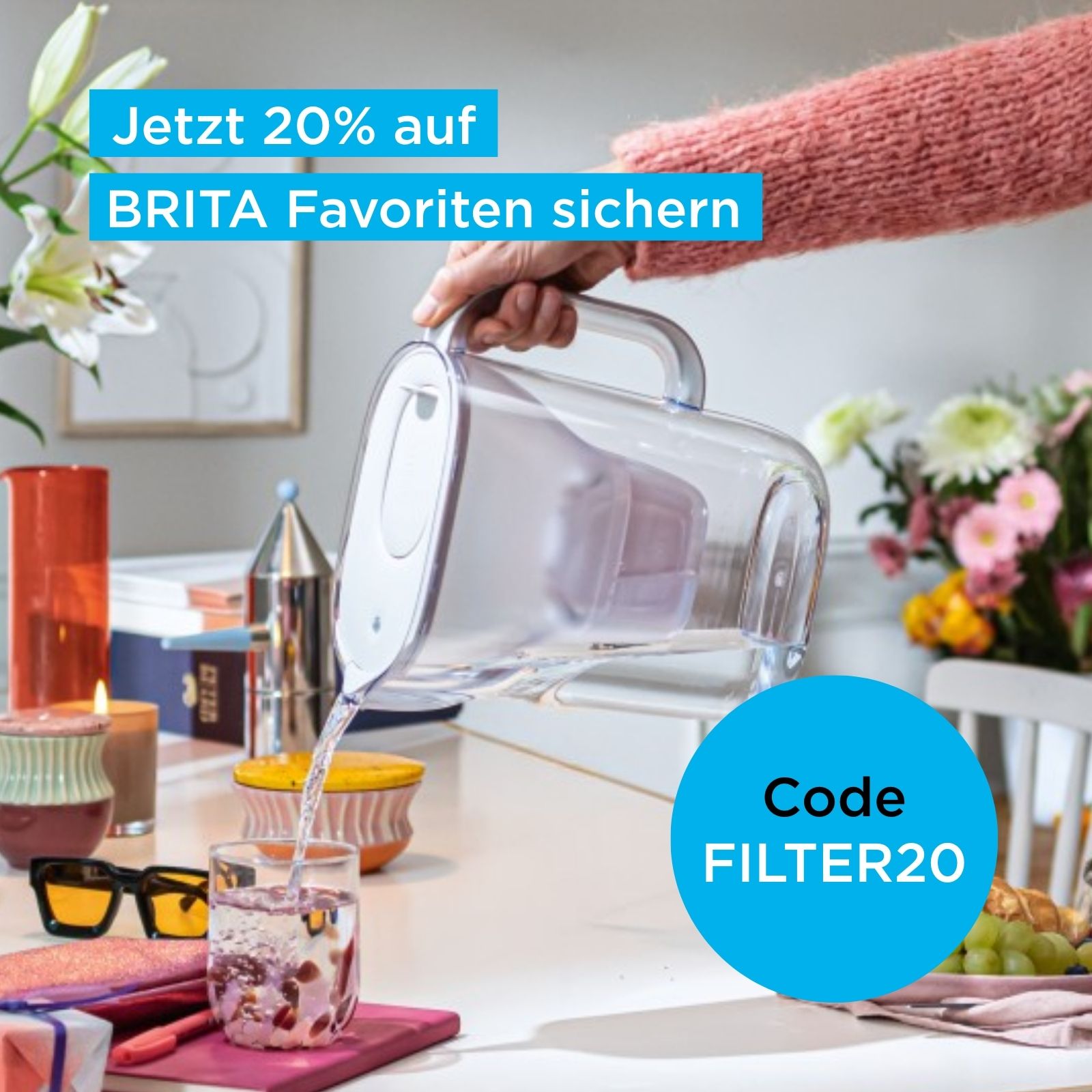 Frau schenkt aus dem BRITA Tischwasserfilter Style Essential ein Glas Wasser ein
