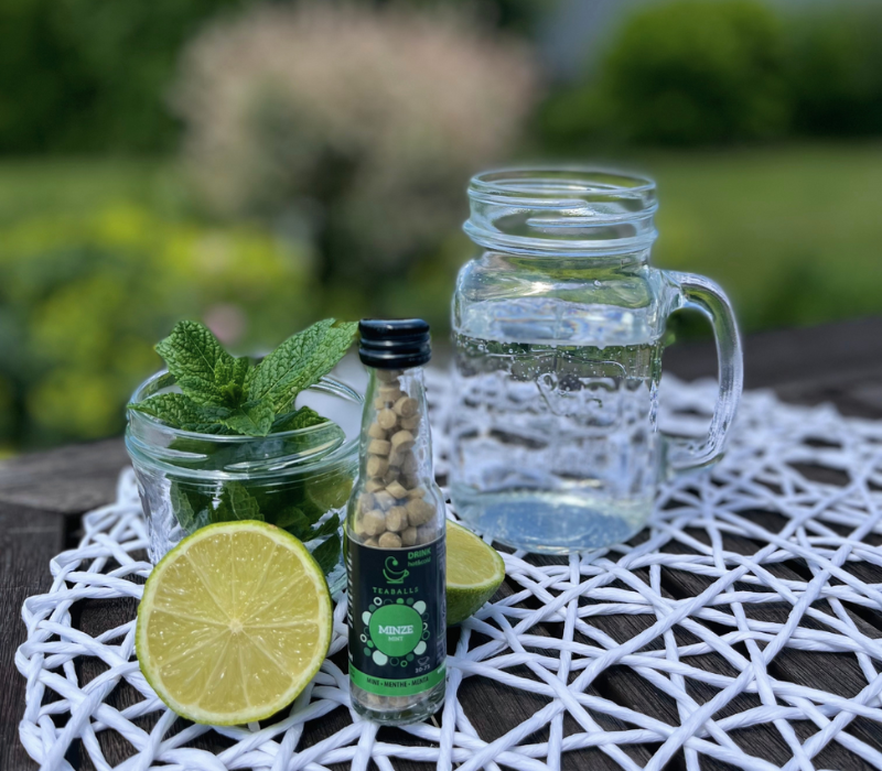 Heiße Zitrone Heiße Zitrone mit Teaballs Minze, frische Limetten und Minze