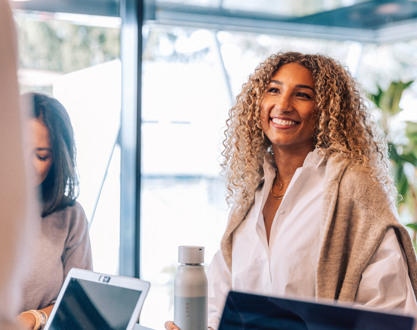 Brita-Team bei einem Meeting auf dem LARQ-Flaschen Brita-Team bei einem Meeting auf dem LARQ-Flaschen auf dem Tisch stehen