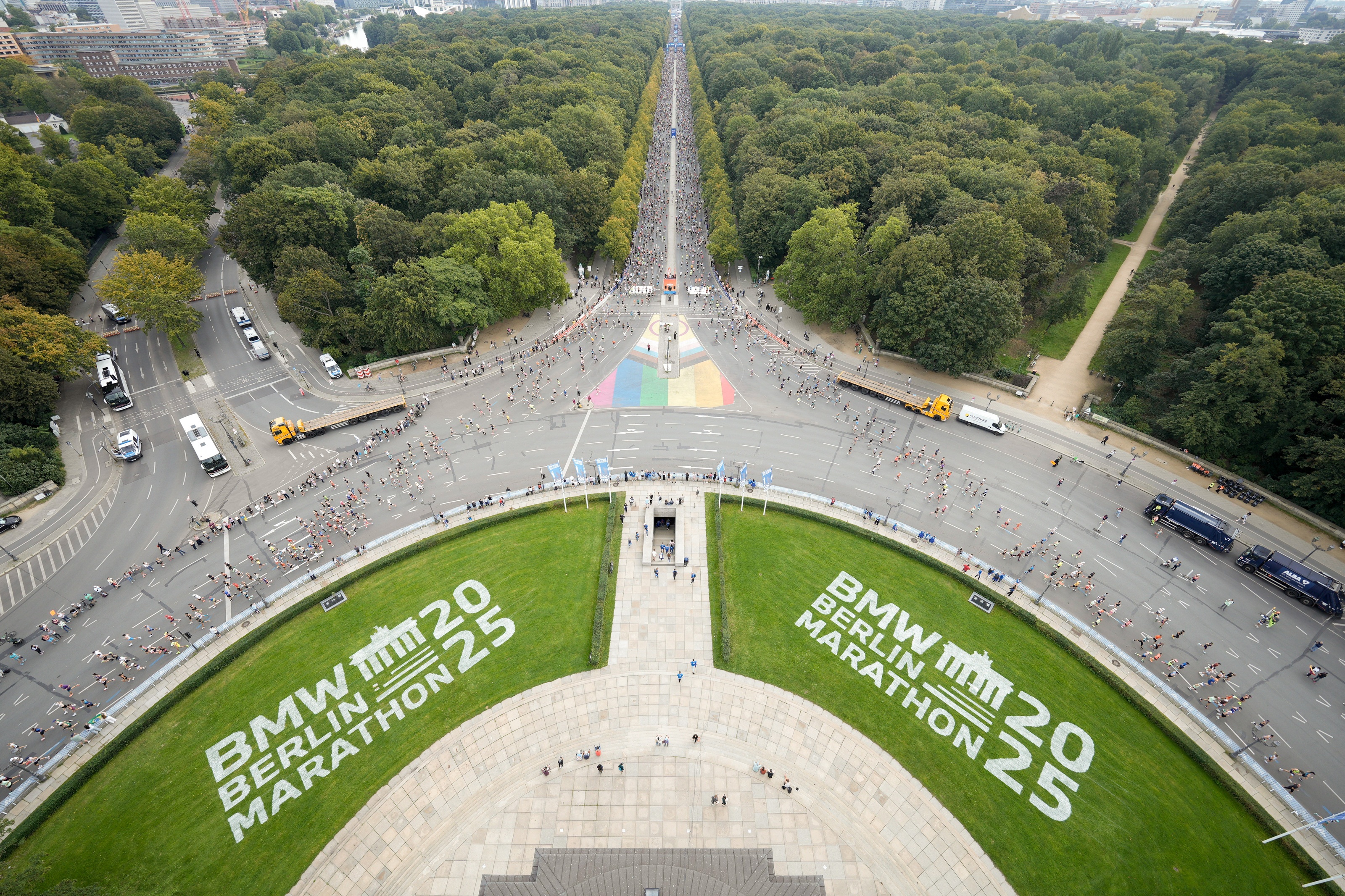 Luftaufnahme der Siegessäule mit „BMW Berlin Marathon 2025“-Schriftzug und Läufer:innen 