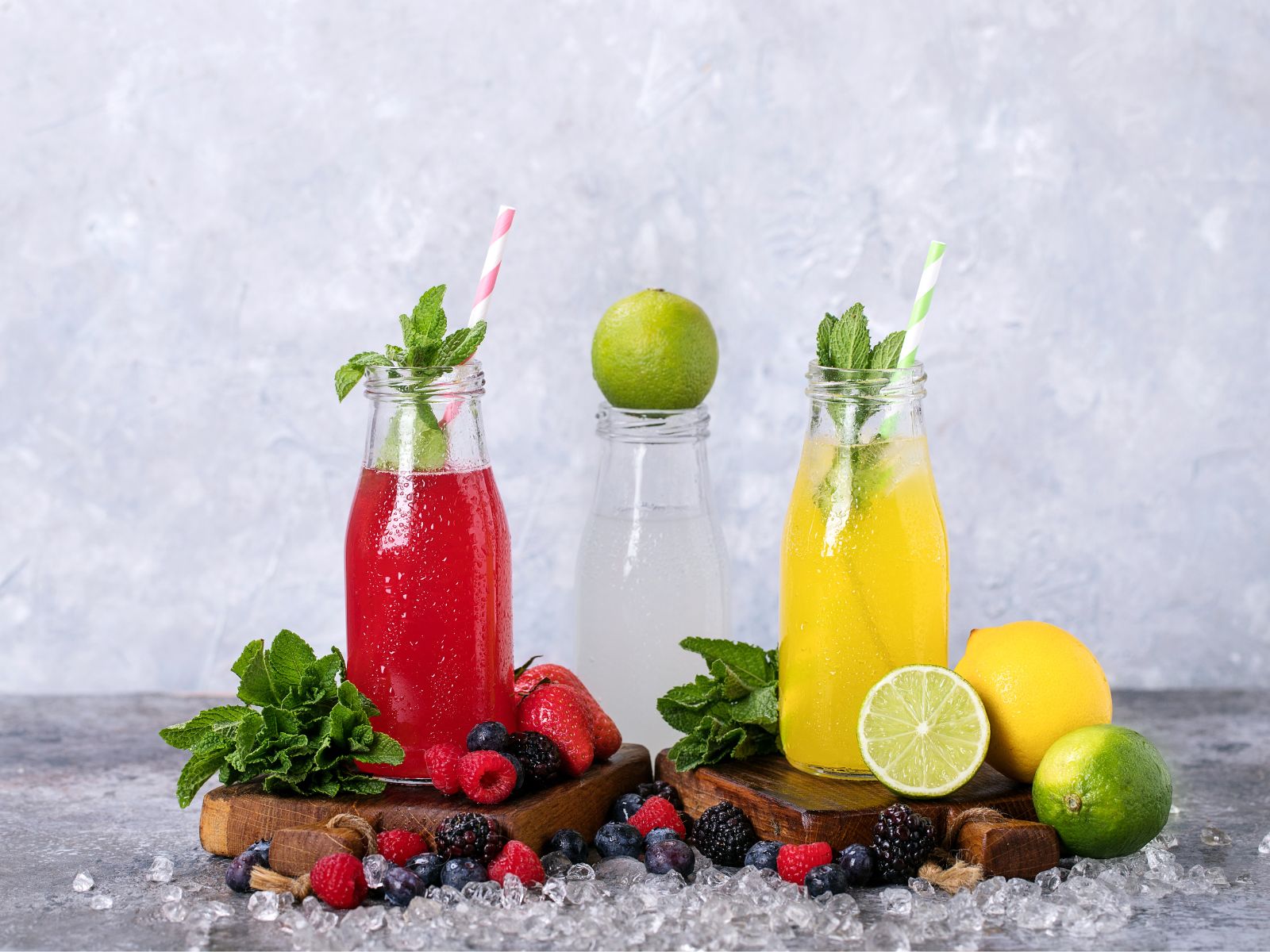 Gesunde Mocktails auf einem Tisch Gesunde Mocktails mit BRITA gefiltertem Wasser auf einem Tisch