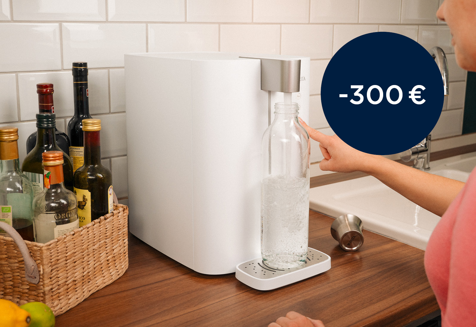 Eine junge Frau befüllt ihre Wasserflasche mit dem Wasserspender yource pro top
