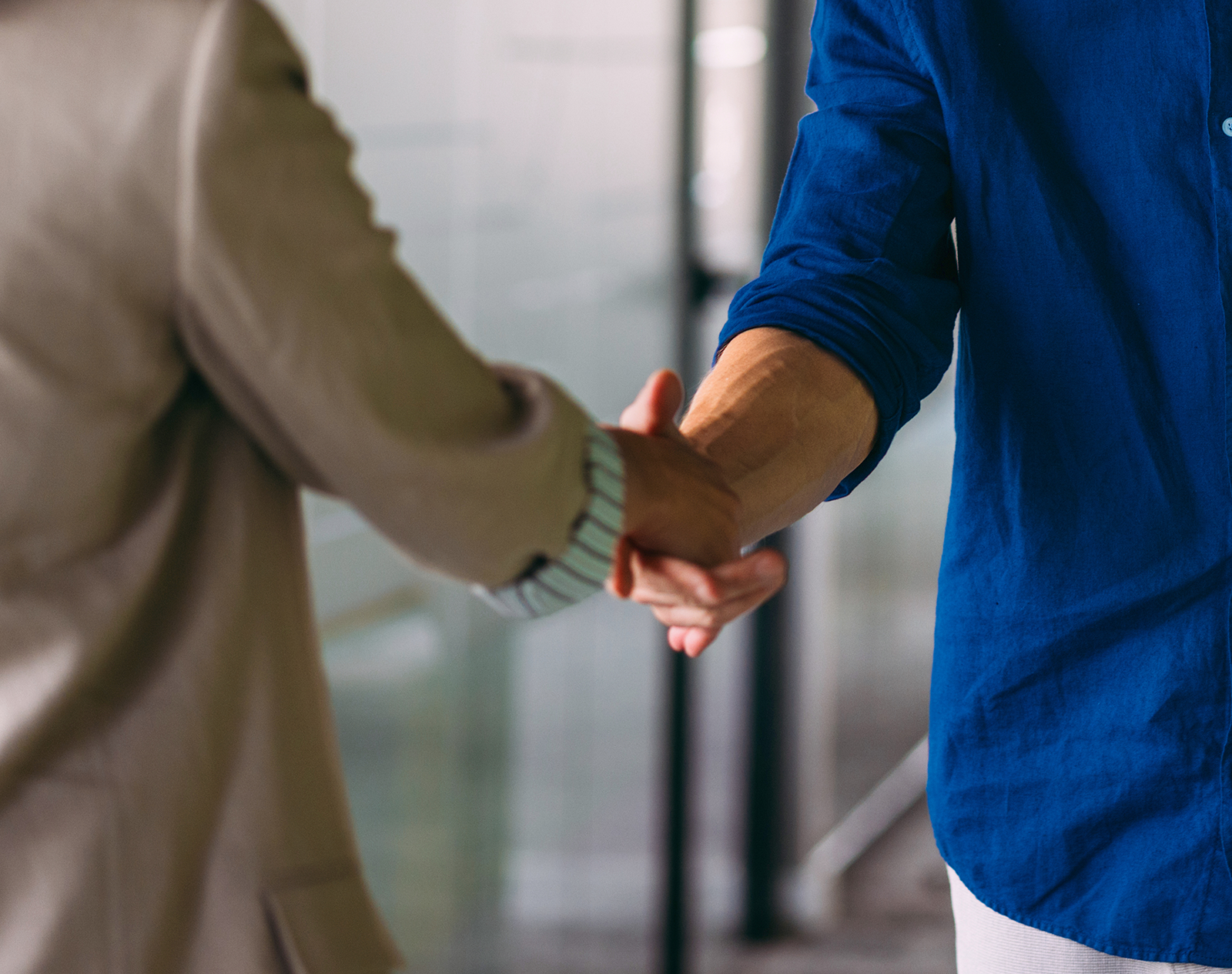 Brita-Team beim Handschlag in einem geschäftlichen Umfeld Brita-Team beim Handschlag in einem geschäftlichen Umfeld