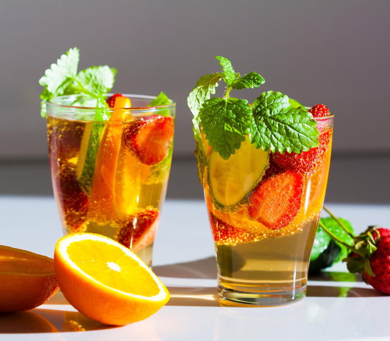 No-Alcohol Getränke mit Erdbeeren, Limette, Zitronen und Minze