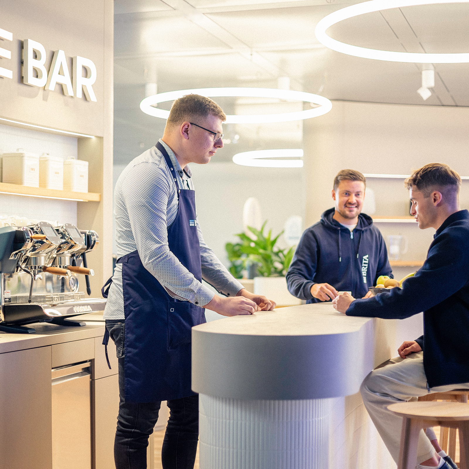 3 Männer an der Kaffeebar im BRITA Flagship-Store 3 junge Männer trinken Kaffee and der Kaffeebar im BRITA Flagship-Store.