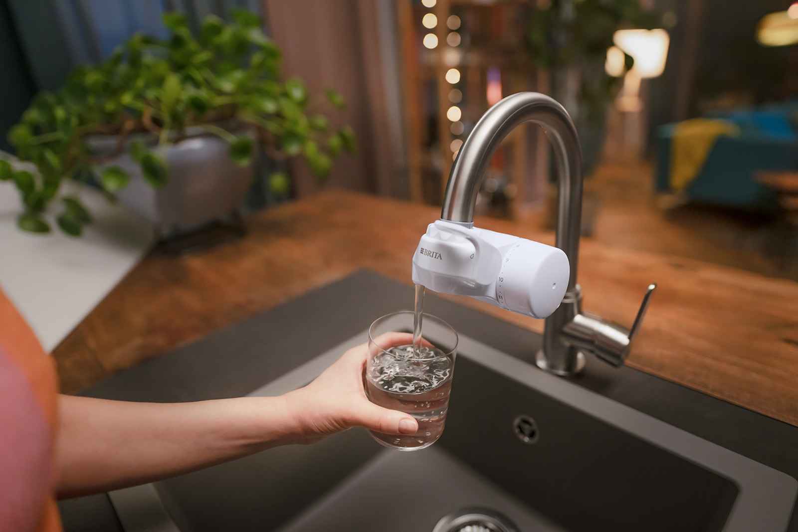 Frau füllt am ON TAP V ein Glas Wasser Eine Frau füllt am ON TAP V ein Glas BRITA gefiltertes Wasser