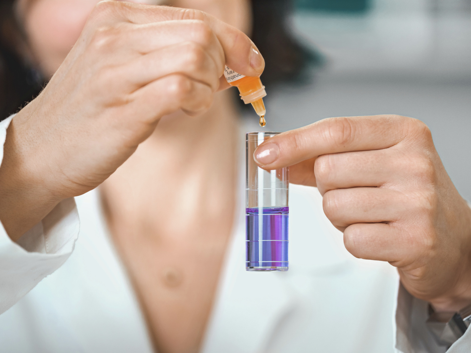 Wasser Test: Frau gibt eine Lösung ins Wasser