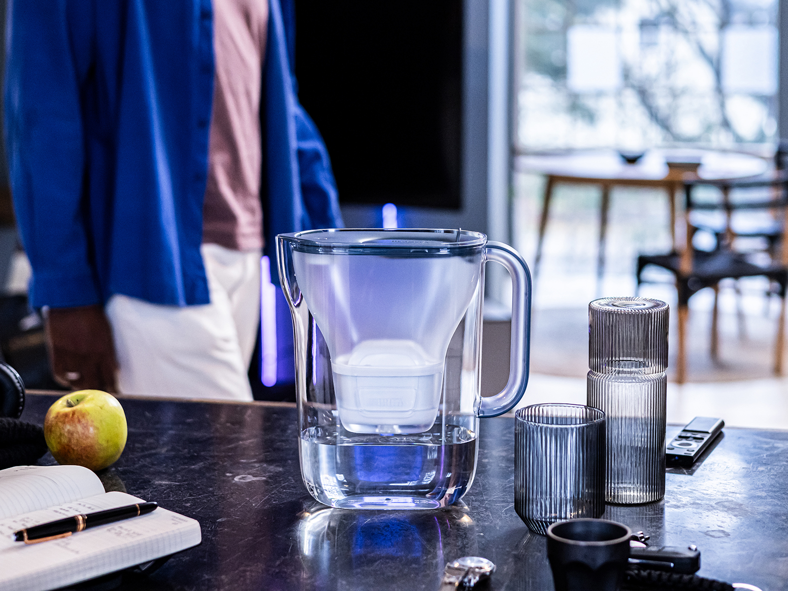 Stone Blue Kanne auf Tisch mit Obst und Gläsern.