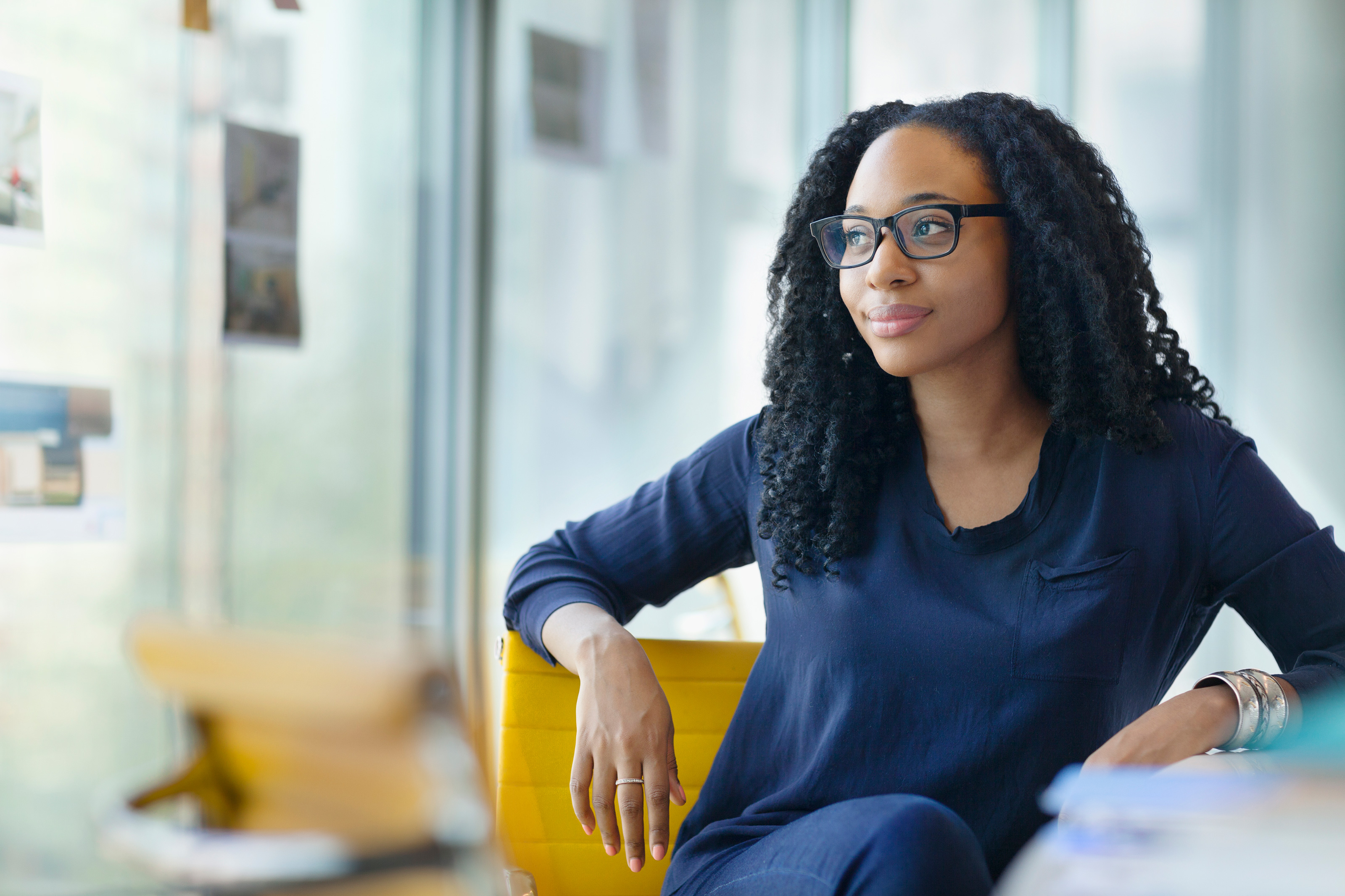 Porträt einer jungen BPoc-Frau Porträt einer jungen BPoc-Frau im blauen Shirt