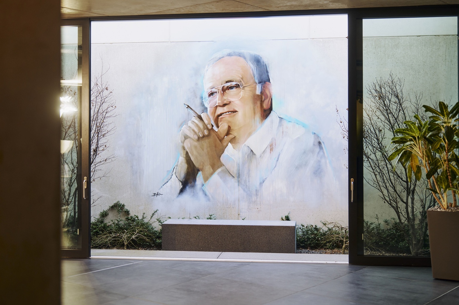 Mural mit Porträt des BRITA Firmengründers Heinz Hankammer am Campus in Taunusstein.<br/>