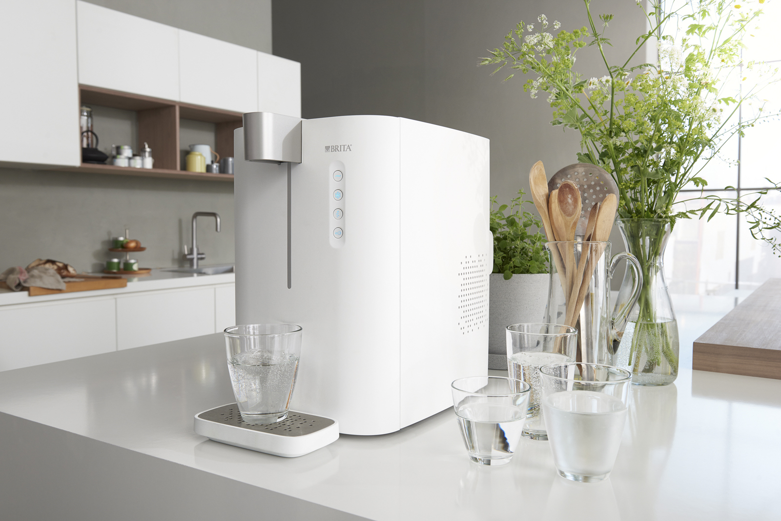 Schrägansicht von BRITA yource pro top mit Glas Schrägansicht auf den Wasserspender für zuhause BRITA yource pro top mit Glas