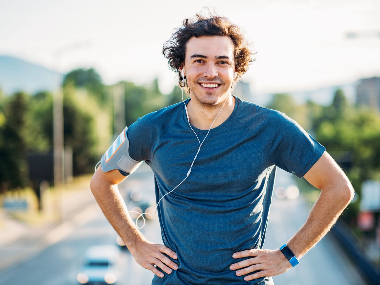 Sportlicher Mann steht im Freien Sportlicher Mann steht im Freien