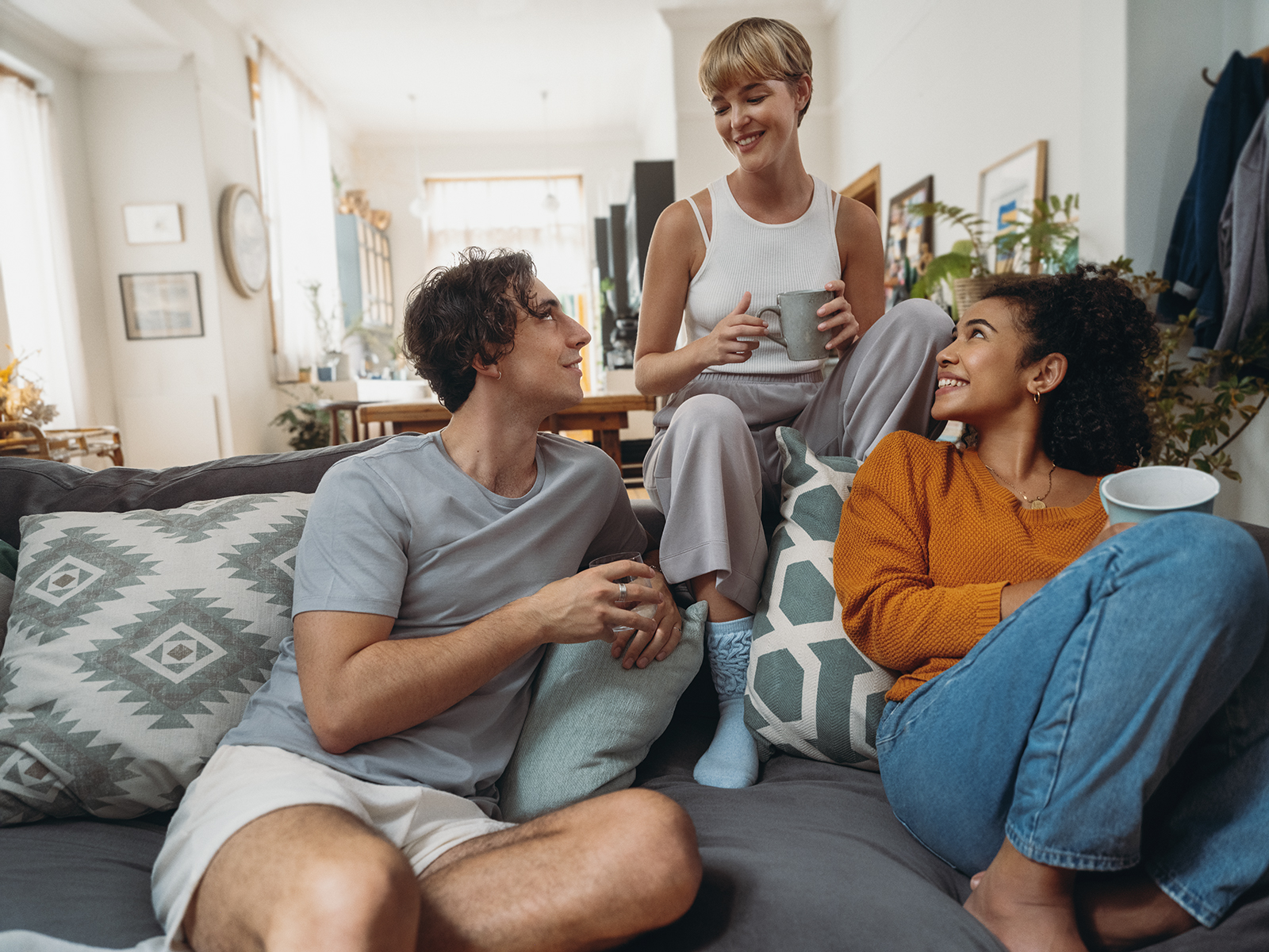 Drei Freunde sitzen auf einer Couch. Drei Freunde sitzen auf einer Couch.