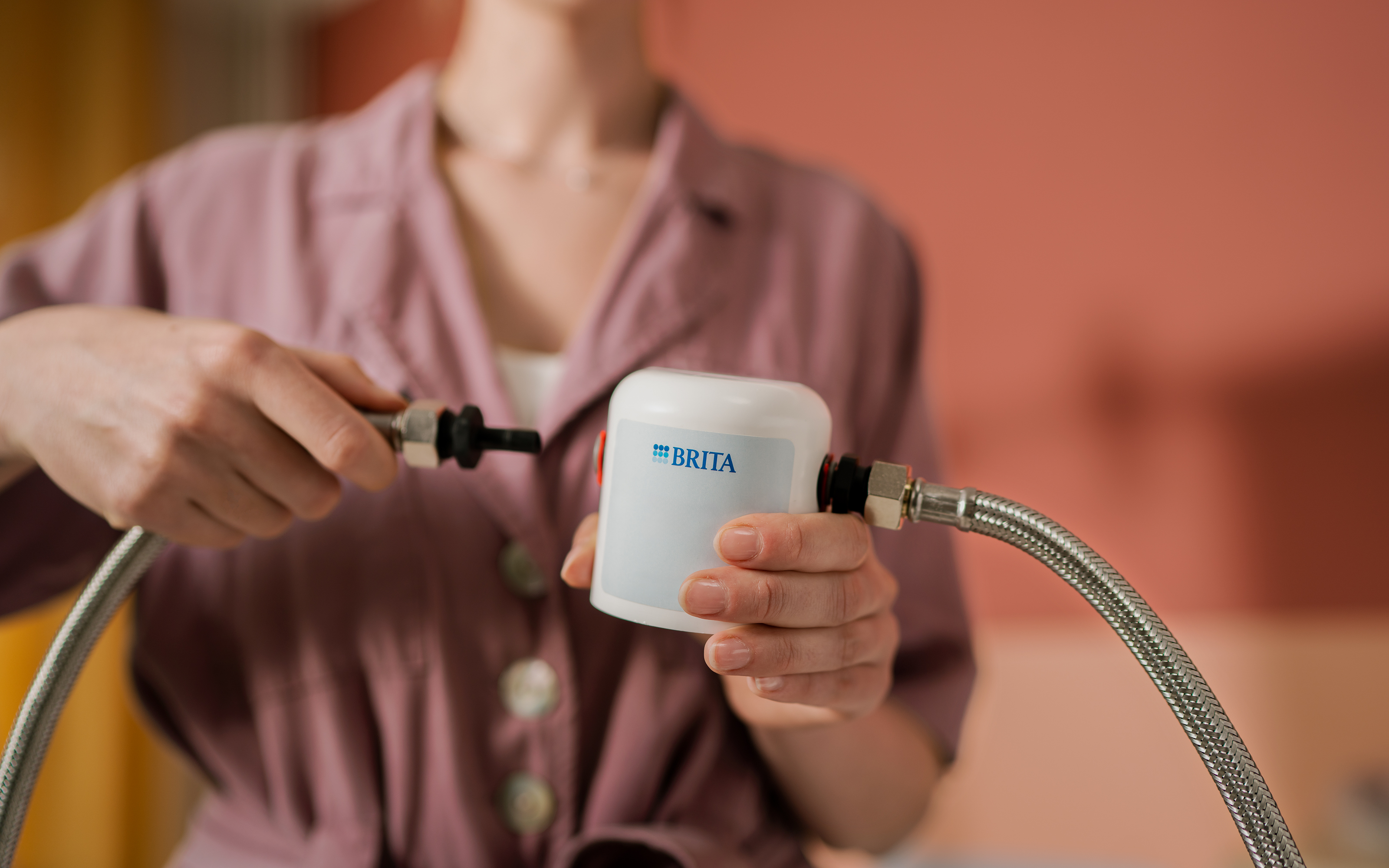 Eine junge Frau montiert den BRITA mypure SLIM