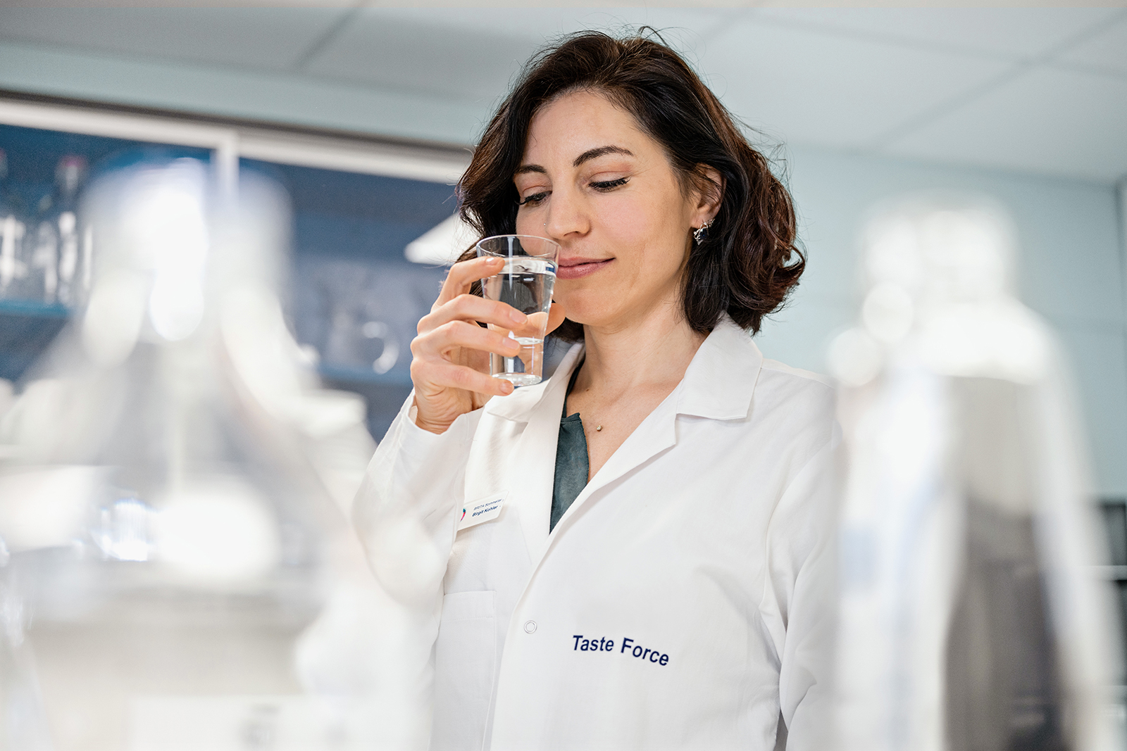 Labor-Mitarbeiterin von BRITA riecht an einem Glas Wasser