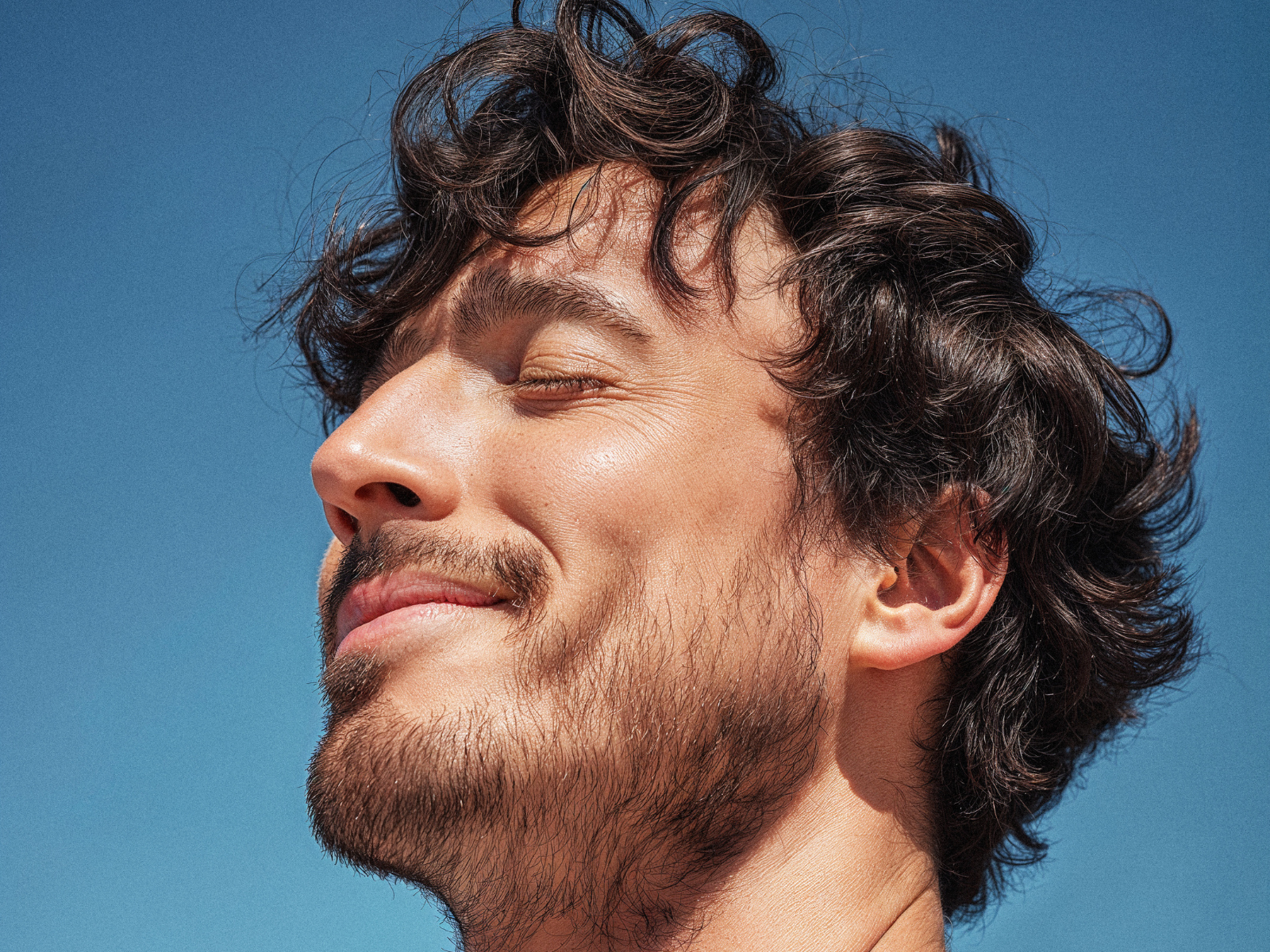 Wie Natur auf unsere Psyche wirkt - Wohlfühlen am Wasser Mann genießt das Hier und Jetzt