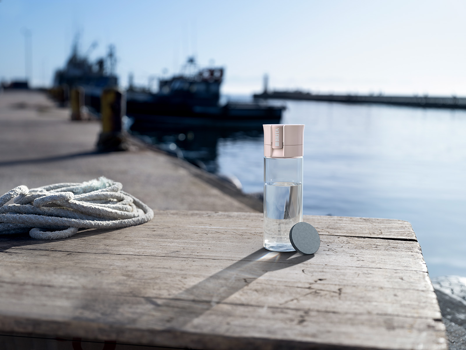 Model Vital am See Eine Model Vital in Mauve steht auf einer Holzplattform am See.