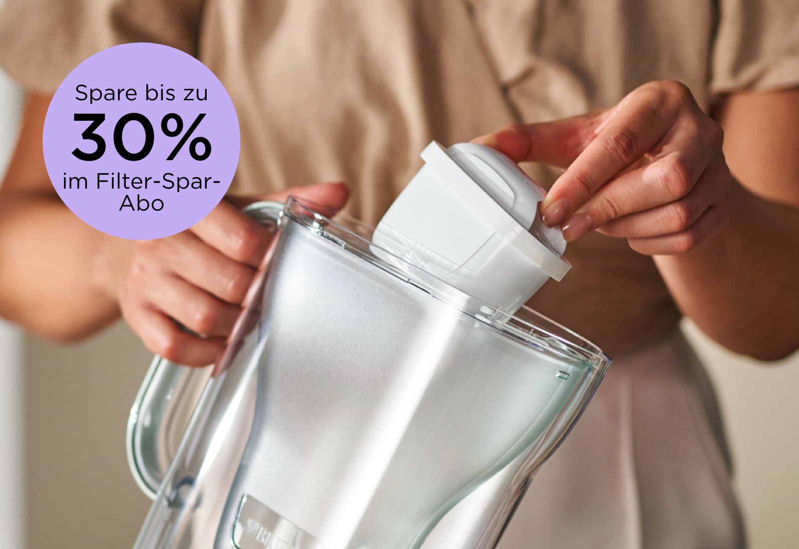 Frau wechselt Filterkartusche mit 30% Rabatt Störer