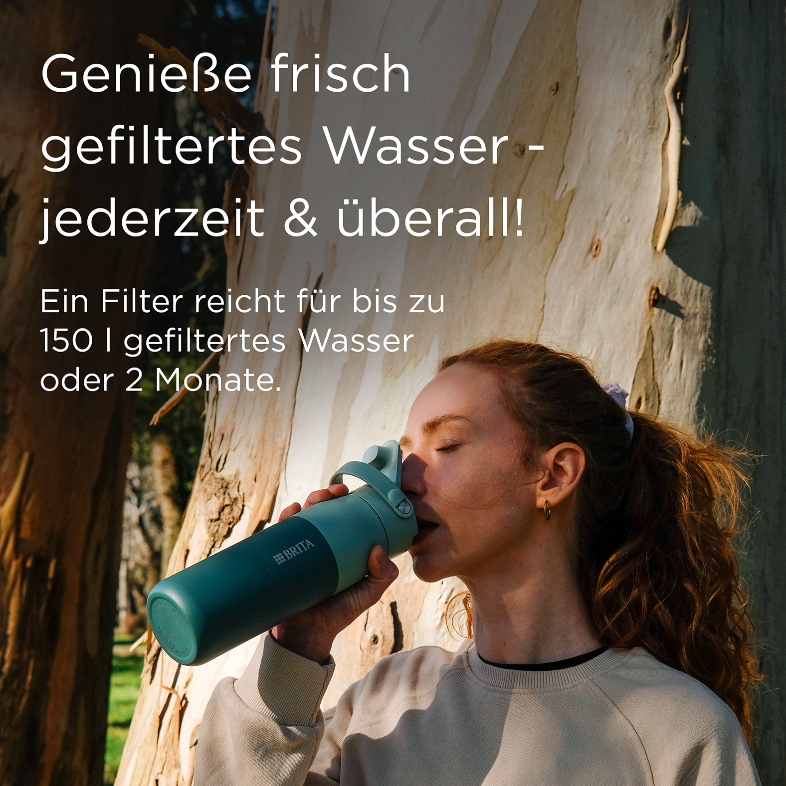 Grafik: Frisch gefiltertes Wasser Frau trinkt unterwegs aus BRITA LARQ iQ Flasche.