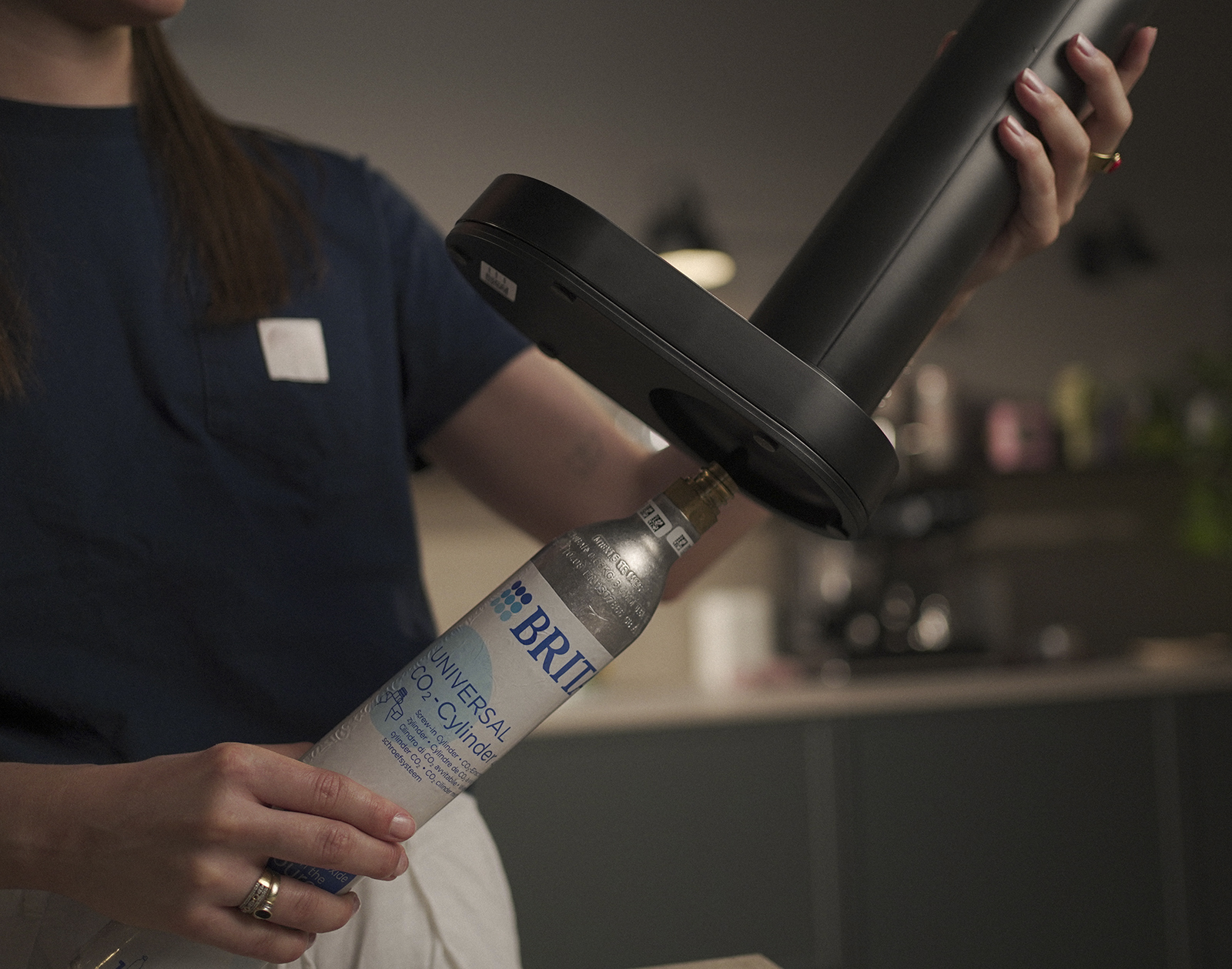 Einsetzen eines CO2-Zylinders in den BRITA sodaONE Einsetzen eines CO2-Zylinders in den BRITA sodaONE