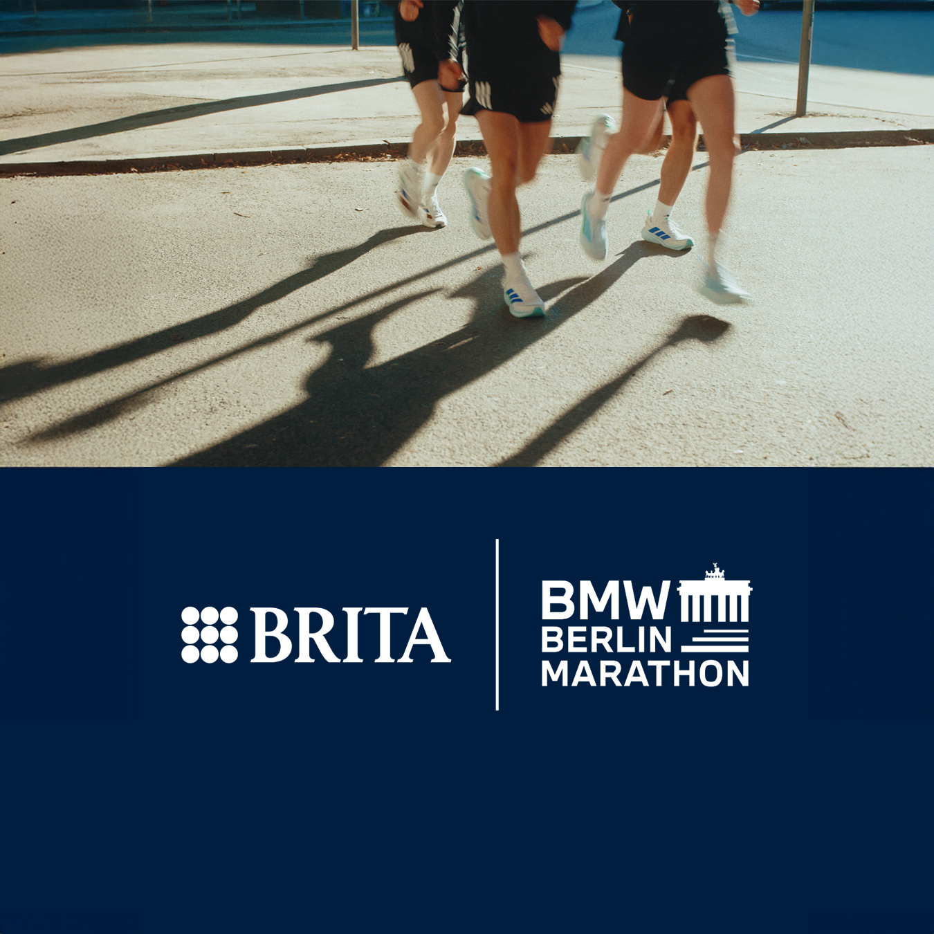 Läufer und Sponsorenlogos von BRITA und BMW Berlin Marathon Laufende Beine mehrerer SportlerInnen, darunter Sponsorenlogos von BRITA und BMW Berlin Marathon