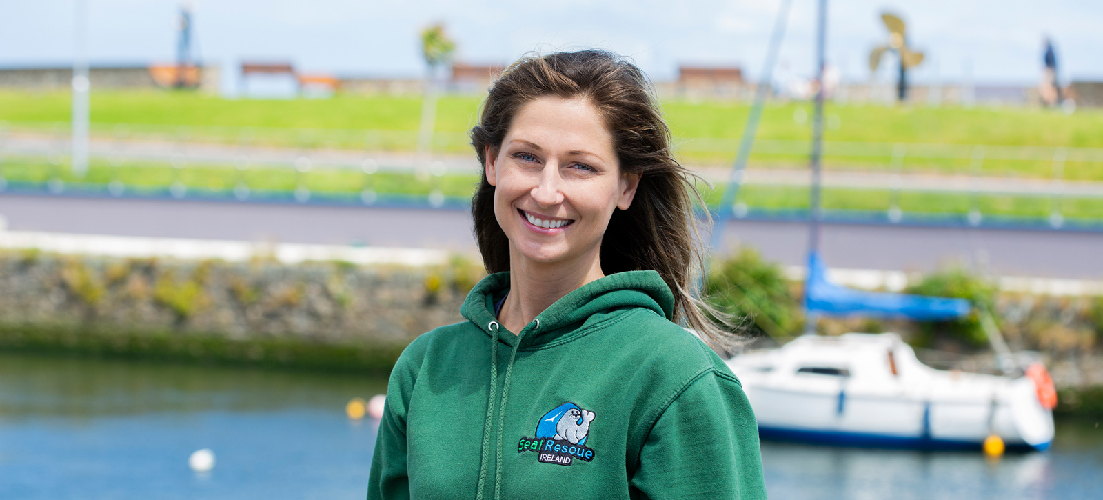 Junge Frau lächelt in die Kamera Mitarbeiterin von Seal Rescue Irland lächelt in die Kamera