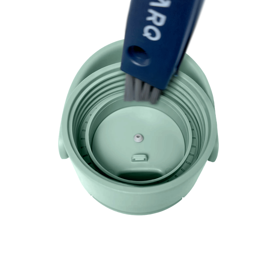 Nahaufnahme BRITA LARQ Cleaning Brush Reinigung der Innenseite einer BRITA LARQ iQ Cap mithilfe eines Cleaning Brushs